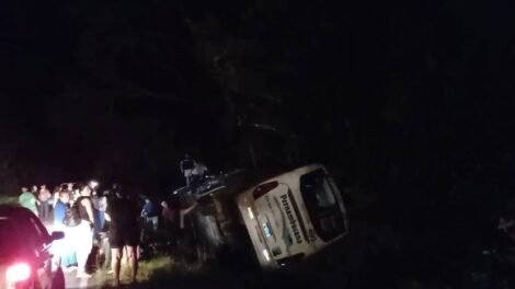 onibus-que-saiu-de-juazeiro-do-norte-(ce)-tomba-em-rodovia-e-deixa-passageiros-feridos