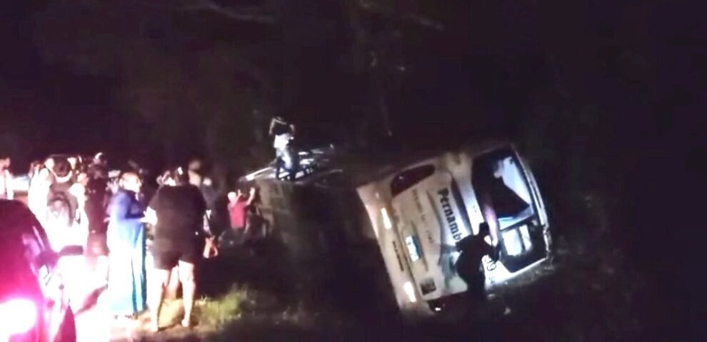 tres-pessoas-ficaram-gravemente-feridas-apos-acidente-com-onibus-em-juazeiro-do-norte,-no-ceara