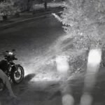 moradora-e-assaltada-por-casal-em-moto-enquanto-mexia-no-celular-no-portao-de-casa