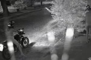 moradora-e-assaltada-por-casal-em-moto-enquanto-mexia-no-celular-no-portao-de-casa