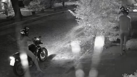 moradora-e-assaltada-por-casal-em-moto-enquanto-mexia-no-celular-no-portao-de-casa