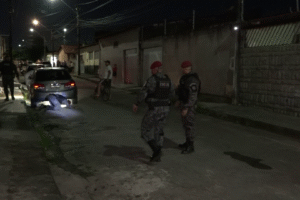 policia-impede-assaltos-no-jose-walter-e-prende-suspeito-escondido-debaixo-de-carro
