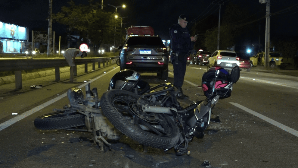 motociclista-fica-gravemente-ferido-em-colisao-na-br-116;-motorista-de-caminhonete-foge-do-local
