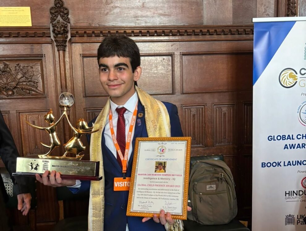 caio-temponi,-aprovado-no-ita-aos-14-anos,-recebe-premio-internacional-no-parlamento-britanico