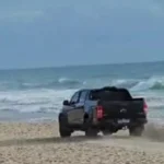 adolescente-dirige-picape-em-alta-velocidade-na-faixa-de-areia-da-praia-do-futuro,-em-fortaleza