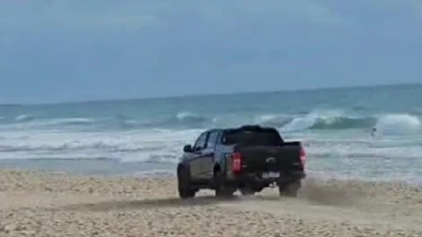 adolescente-dirige-picape-em-alta-velocidade-na-faixa-de-areia-da-praia-do-futuro,-em-fortaleza