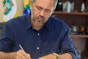 elmano-anuncia-pagamento-da-primeira-parcela-do-13o-salario-aos-servidores-estaduais-no-ceara