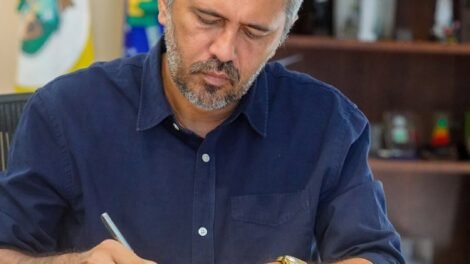 elmano-anuncia-pagamento-da-primeira-parcela-do-13o-salario-aos-servidores-estaduais-no-ceara