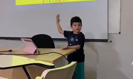 menino-de-5-anos-surpreende-ao-fazer-apresentacao-sobre-dinossauros-na-ufc