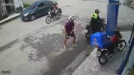 moto-de-farmacia-e-furtada-em-fortaleza;-comparsa-usava-farda-de-motociclista-por-app