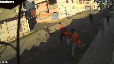 grupo-chuta-portoes-e-aperta-campainhas-no-bairro-ellery;-moradores-citam-vandalismo