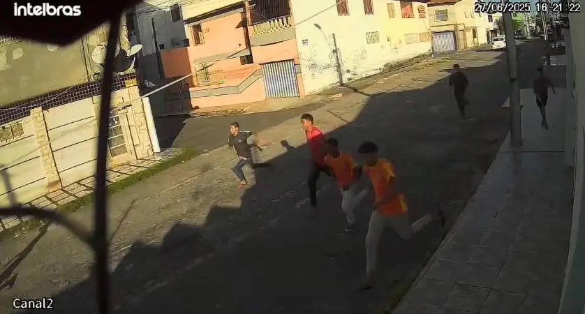 grupo-chuta-portoes-e-aperta-campainhas-no-bairro-ellery;-moradores-citam-vandalismo