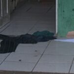homem-e-morto-em-casa,-na-frente-da-esposa,-por-criminosos-fingindo-ser-policiais