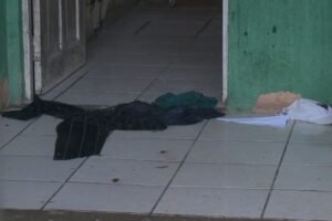 homem-e-morto-em-casa,-na-frente-da-esposa,-por-criminosos-fingindo-ser-policiais