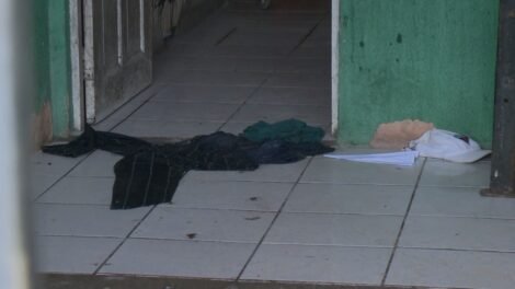 homem-e-morto-em-casa,-na-frente-da-esposa,-por-criminosos-fingindo-ser-policiais