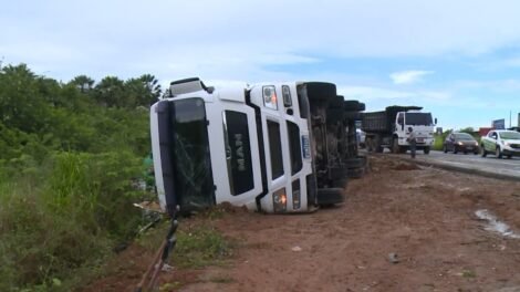 carreta-carregada-com-lixo-organico-tomba-no-quarto-anel-viario-durante-forte-chuva