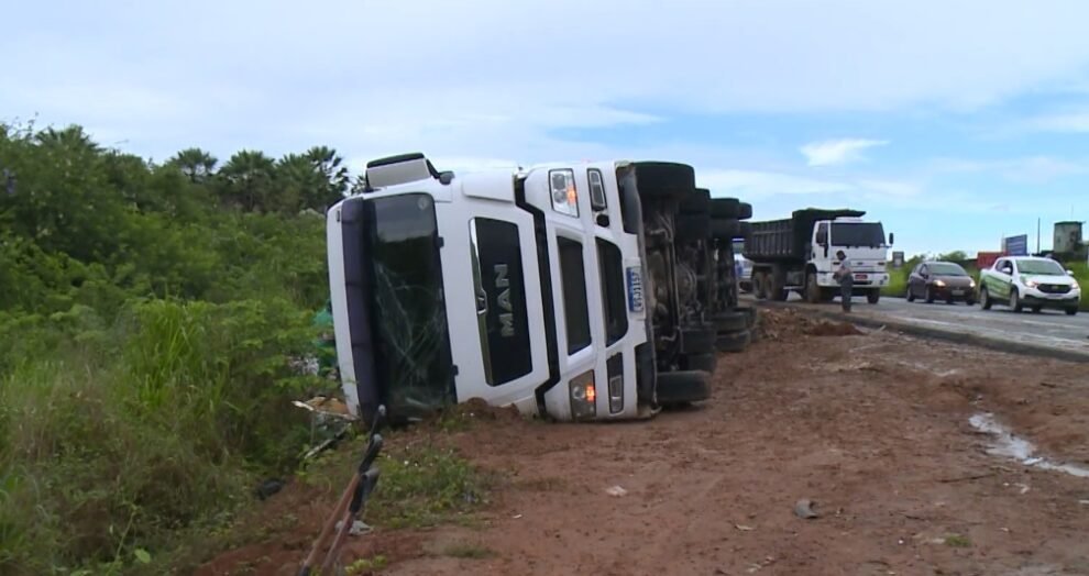 carreta-carregada-com-lixo-organico-tomba-no-quarto-anel-viario-durante-forte-chuva