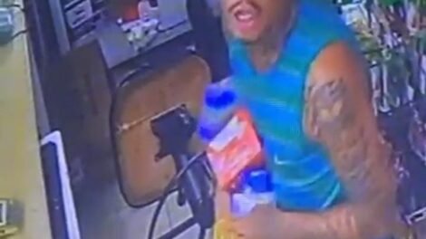 criminosos-sao-flagrados-fazendo-assalto-a-farmacia-no-centro-de-sobral,-no-ceara