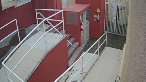 criminoso-leva-portao-de-predio-residencial-no-bairro-de-fatima,-em-fortaleza