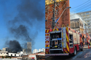incendio-atinge-loja-no-centro-de-fortaleza-e-mobiliza-equipes-do-corpo-de-bombeiros