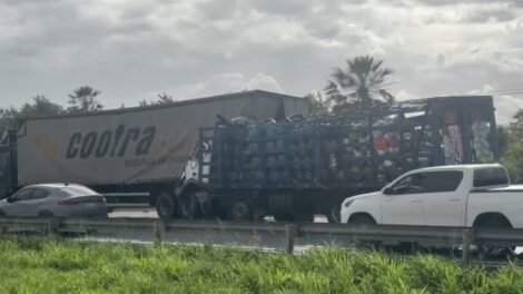 acidente-entre-dois-caminhoes-provoca-engarrafamento-na-br-116,-em-aquiraz/ce