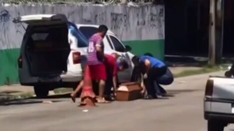 caixao-com-corpo-de-crianca-cai-de-carro-funerario-a-caminho-do-velorio,-em-fortaleza