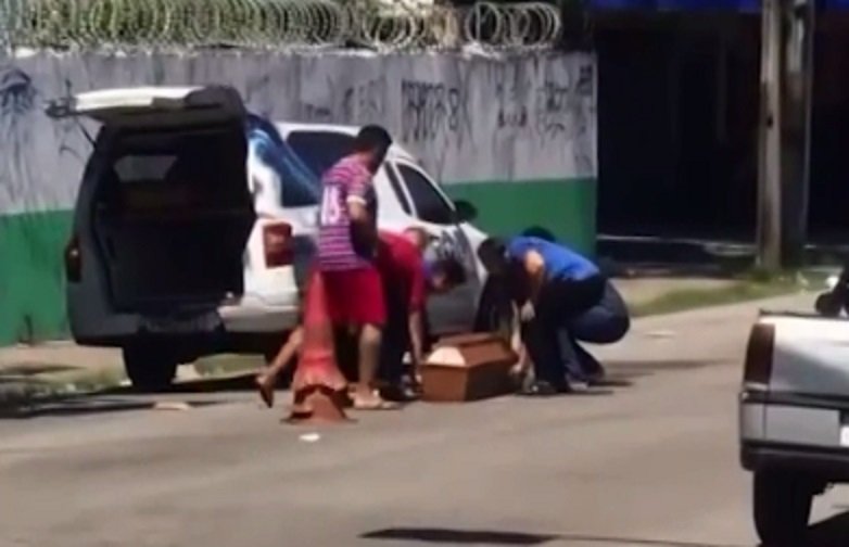 caixao-com-corpo-de-crianca-cai-de-carro-funerario-a-caminho-do-velorio,-em-fortaleza