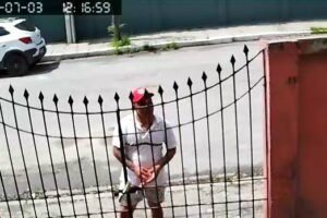 ladrao-invade-casa-a-luz-do-dia-e-leva-televisao-enrolada-em-rede-na-parangaba