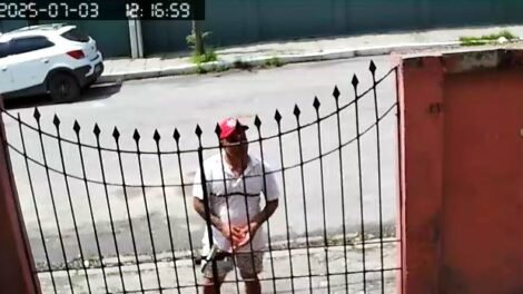 ladrao-invade-casa-a-luz-do-dia-e-leva-televisao-enrolada-em-rede-na-parangaba