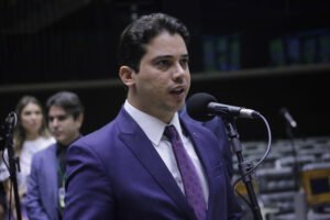 quem-e-junior-mano,-deputado-do-ceara,-alvo-de-investigacao-da-pf