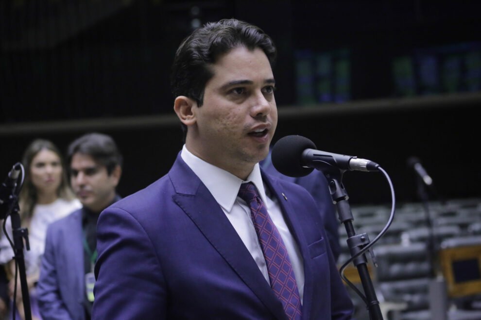 quem-e-junior-mano,-deputado-do-ceara,-alvo-de-investigacao-da-pf