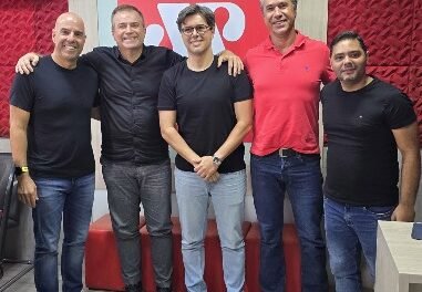 ceos-da-wine,-hugmain-e-nbs-educacao-discutem-gestao,-ia-e-sobrevivencia-de-empresas-no-conexoes