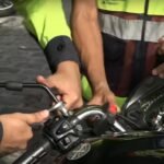 acao-educativa:-amc-distribui-antenas-corta-pipas-para-motociclistas-em-fortaleza