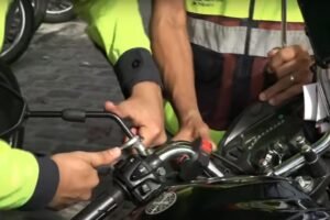 acao-educativa:-amc-distribui-antenas-corta-pipas-para-motociclistas-em-fortaleza