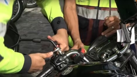 acao-educativa:-amc-distribui-antenas-corta-pipas-para-motociclistas-em-fortaleza