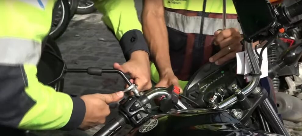 acao-educativa:-amc-distribui-antenas-corta-pipas-para-motociclistas-em-fortaleza