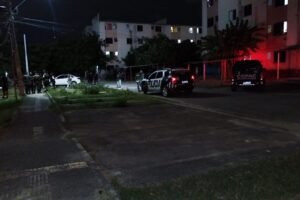tiroteio-em-fortaleza-deixa-tres-mortos-e-crianca-baleada;-policia-caca-criminosos