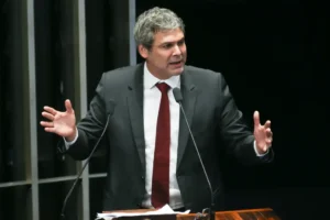 lider-do-pt-na-camara-diz-que-tarifas-de-trump-sao-ataque-a-democracia