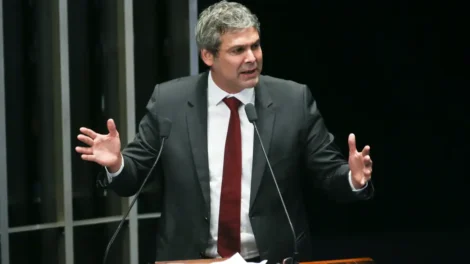 lider-do-pt-na-camara-diz-que-tarifas-de-trump-sao-ataque-a-democracia