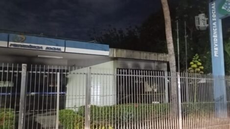 incendio-destroi-parte-da-agencia-do-inss-em-messejana,-em-fortaleza