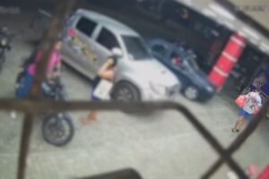 homem-e-flagrado-furtando-pacotes-de-fraldas-em-farmacia-enquanto-mulher-espera-na-moto
