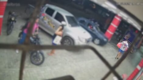 homem-e-flagrado-furtando-pacotes-de-fraldas-em-farmacia-enquanto-mulher-espera-na-moto