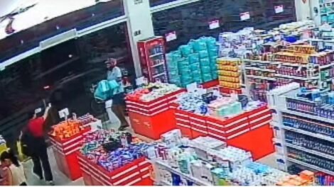 motoqueiro-furta-produtos-de-farmacia-e-e-flagrado-por-cameras-de-seguranca