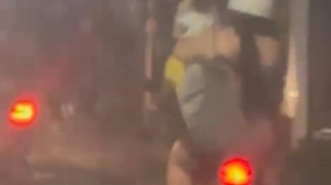 video-flagra-motocicleta-com-tres-passageiros-e-sem-placa-circulando-na-av.-osorio-de-paiva