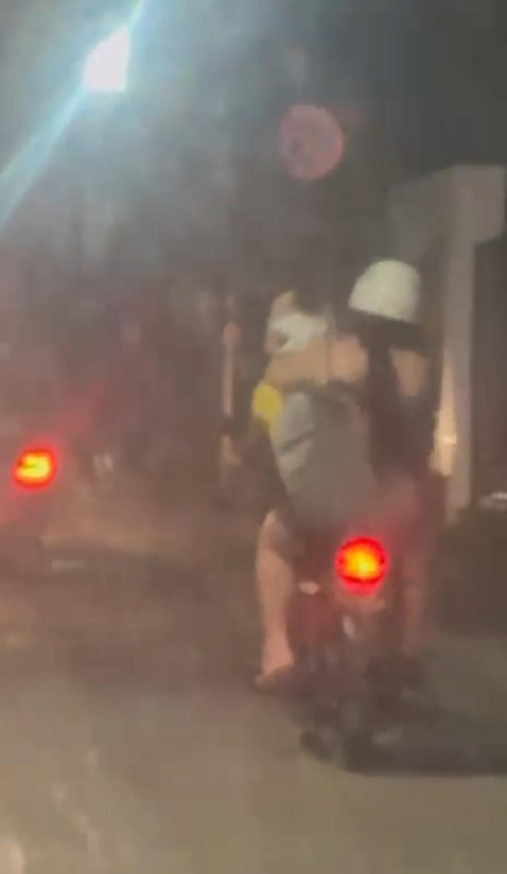 video-flagra-motocicleta-com-tres-passageiros-e-sem-placa-circulando-na-av.-osorio-de-paiva