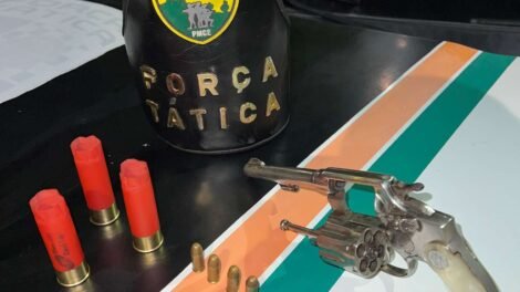 adolescente-e-capturado-com-arma-apos-denuncia-de-tiroteio-em-casa-de-iguatu/ce