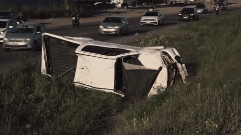 caminhonete-com-pai,-mae-e-dois-filhos-capota-e-vitimas-ficam-presas-as-ferragens,-em-maracanau/ce