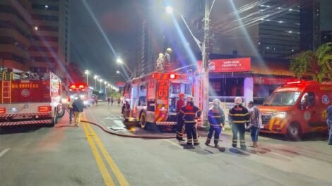 incendio-atinge-restaurante-na-praia-de-iracema-e-mobiliza-corpo-de-bombeiros
