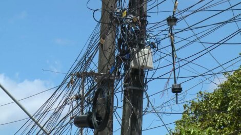 ceara-registra-quase-80-acidentes-com-postes-por-mes,-interrompendo-fornecimento-de-energia