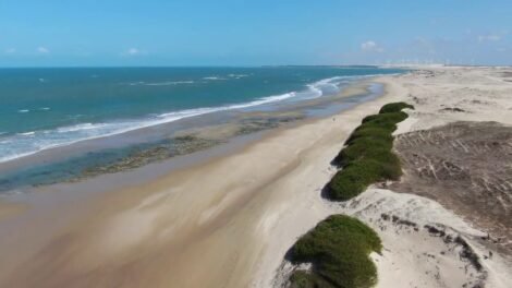 kitesurfista-morre-apos-bater-a-cabeca-em-pedra-na-praia-da-baleia,-no-ceara